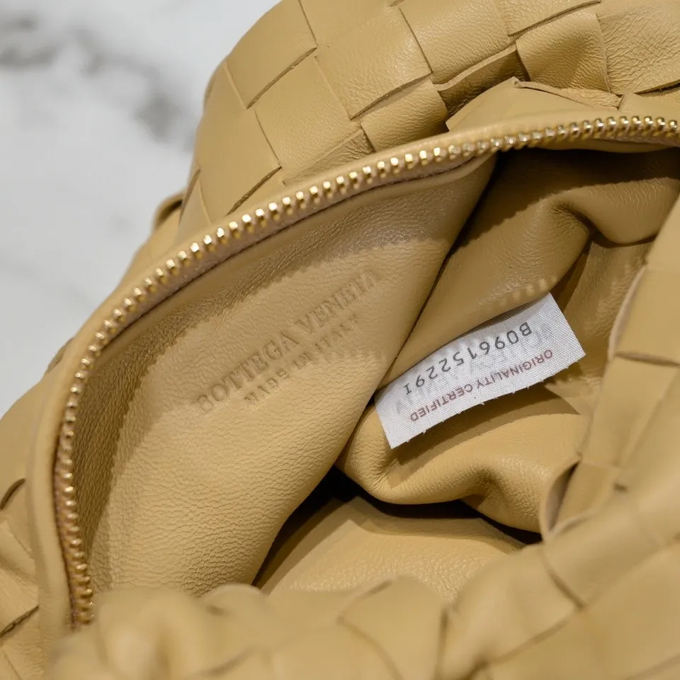 Batch 1120 BV Bottega Veneta's new early spring women's MINI JODIE handbag BV bag 🔥The new method is based on the original rounded corners, knotted with classic woven leather round hobo bag, The most iconic triangular pull-out design, using sheepskin draped soft shape, is super suitable for concave shapes~ Jodie feels really gentle to people, and is definitely the best item for daily matching. It has the same weave, new elements and twists, is compact and versatile, and is the new favorite of street style Internet celebrities! Dimensions: 23x28x8 Model: 6699-1